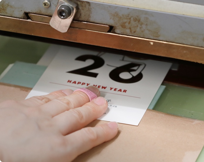 印刷機にかかった『26』の印刷物